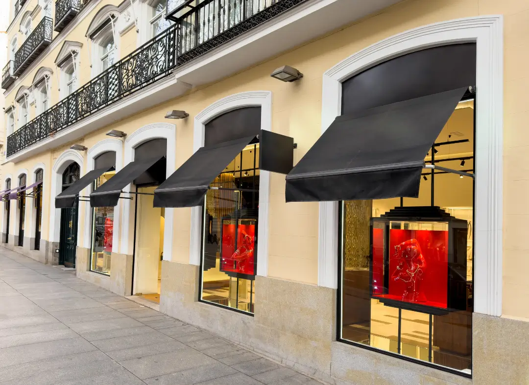 Façade vitrine de magasin en aluminium sur mesure à Dompierre-sur-Yon